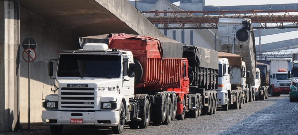 Caminhoneiros no Brasil avaliam greve após aumento do diesel em meio a tensões no Oriente Médio