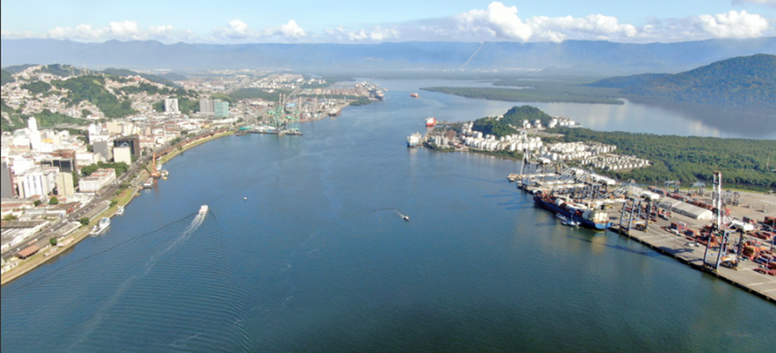 Canal de acesso do Porto de Santos utilizado para entrada e saída de navios no maior porto da América Latina