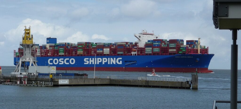 COSCO Shipping suspende reservas para rotas do Oriente Médio devido ao conflito e impacto na logística marítima global
