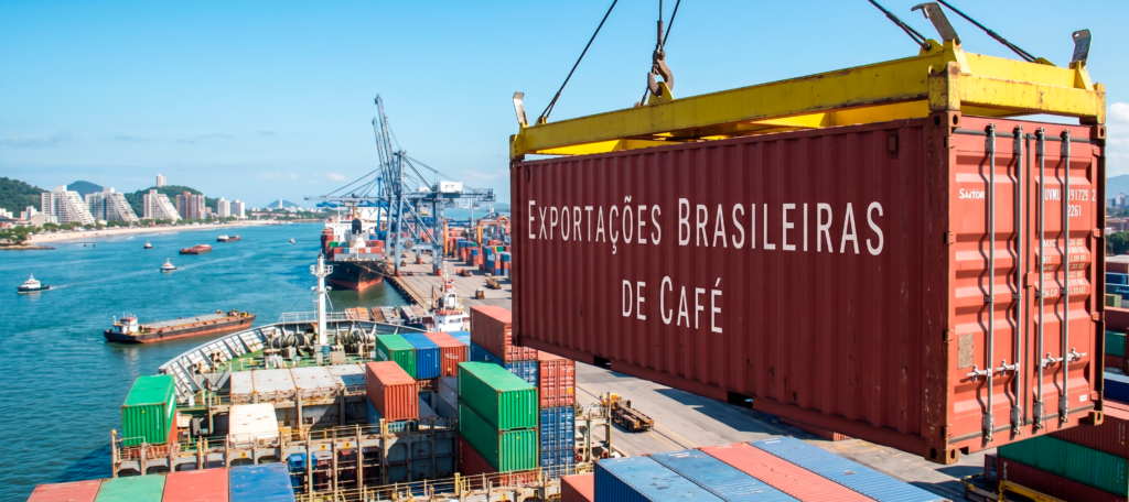 Exportação de café brasileiro em containers no porto, destacando a liderança global do Brasil na logística e comércio internacional