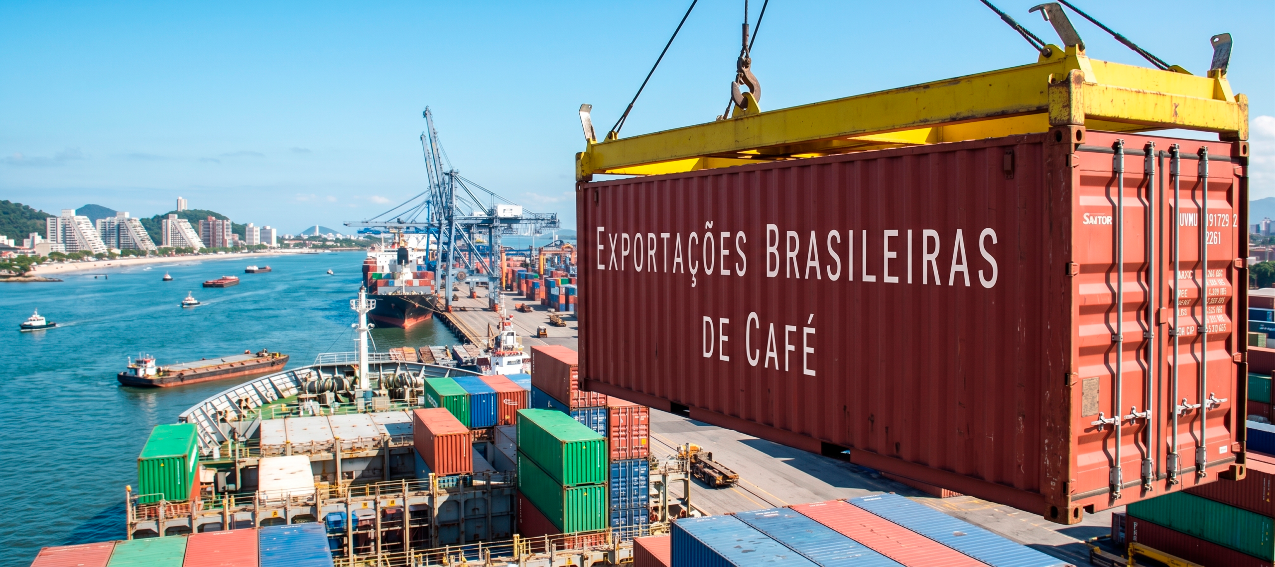 Exportação de café brasileiro em containers no porto, destacando a liderança global do Brasil na logística e comércio internacional