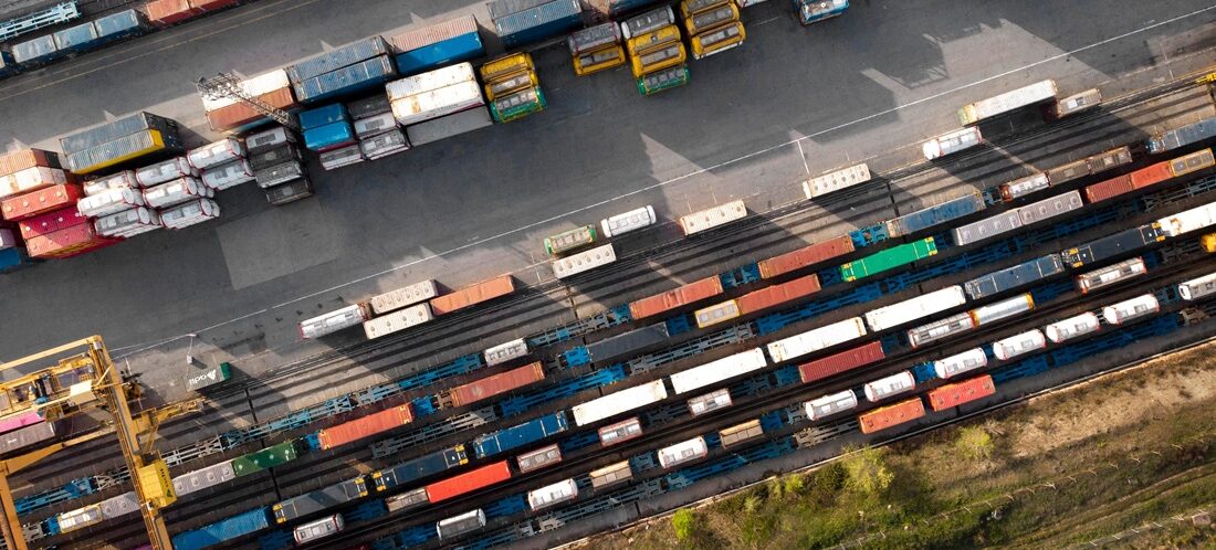 Contêineres no Porto de Santos durante operação de exportação com navio cargueiro