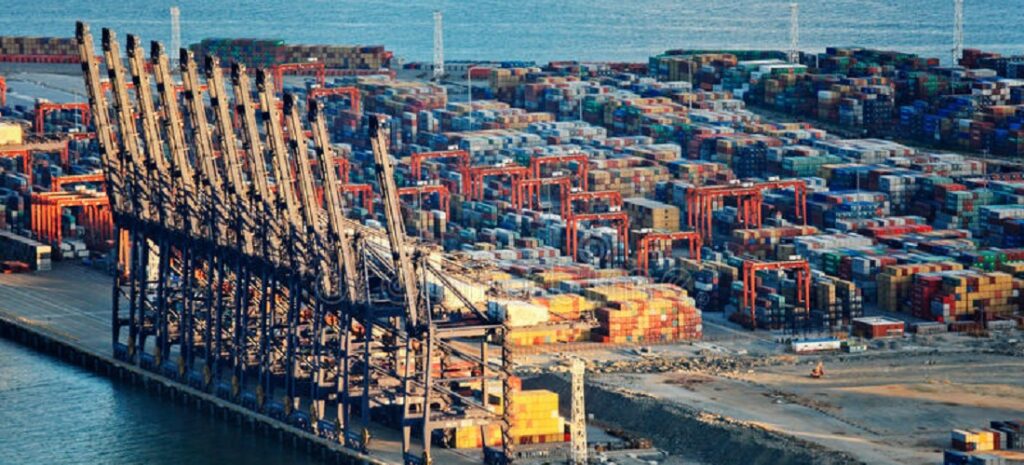 Navios cargueiros da MSC, CMA CGM e Hapag-Lloyd após medidas da China para reforçar a fiscalização no frete marítimo internacional