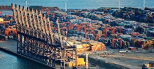 Navios cargueiros da MSC, CMA CGM e Hapag-Lloyd após medidas da China para reforçar a fiscalização no frete marítimo internacional