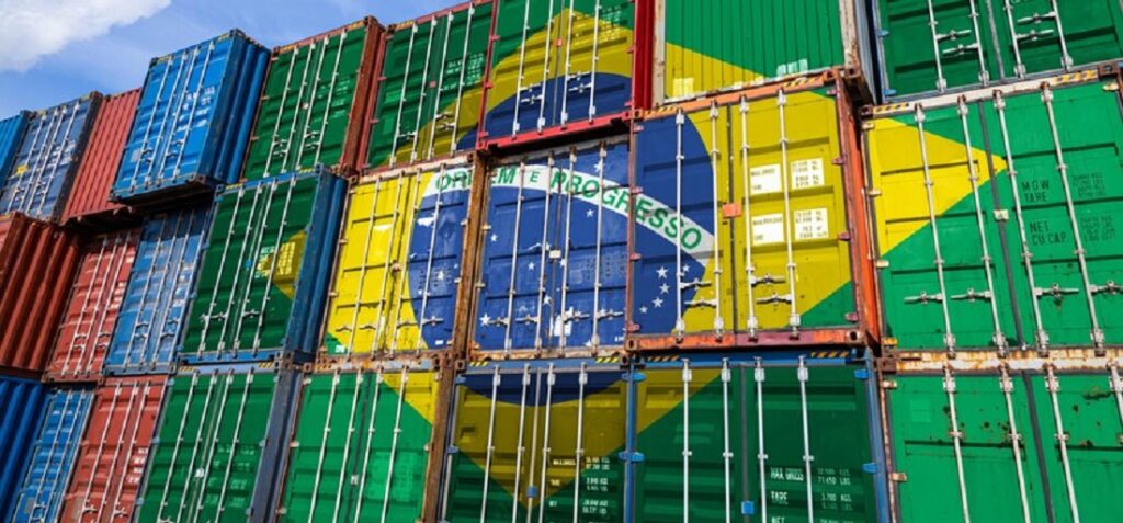 Contêineres em porto brasileiro representando a diversificação das exportações do Brasil e a ampliação de mercados internacionais.