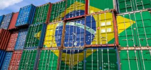 Contêineres em porto brasileiro representando a diversificação das exportações do Brasil e a ampliação de mercados internacionais.