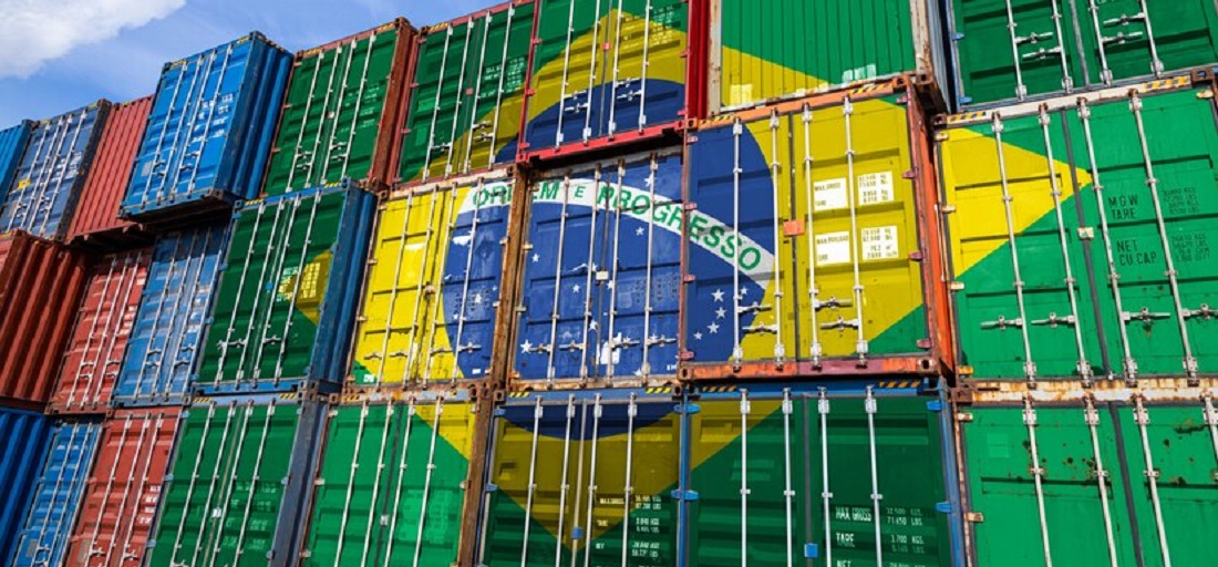 Contêineres em porto brasileiro representando a diversificação das exportações do Brasil e a ampliação de mercados internacionais.