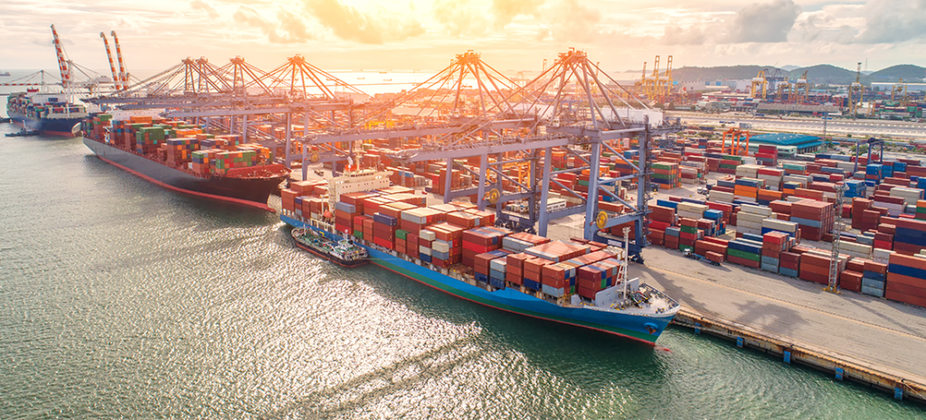 Vista do Porto de Santos com navios atracados. Autoridade portuária prorroga desconto em tarifas para navios verdes e embarcações de cabotagem.