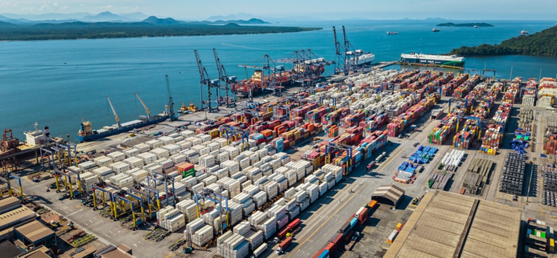 Gráfico sobre o crescimento da TCP e o aumento das movimentações portuárias, que alcançaram 690 mil TEUs.