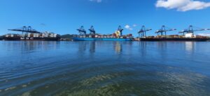 APS assina contrato para implantação do VTMIS, sistema de monitoramento e gestão do tráfego de embarcações, no Porto de Santos