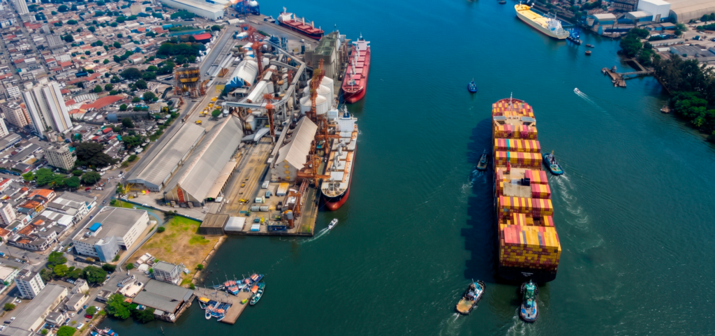 Navios aguardam até 30 dias para atracar no Porto de Santos, causando prejuízos logísticos e atrasos nas operações de comércio exterior.